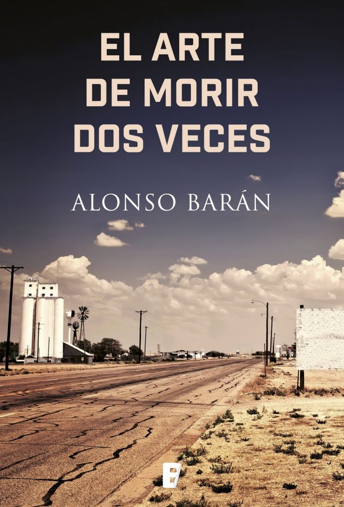 Portada de la novela El arte de morir dos veces, de Alonso Barán, en la que se ve una carretera solitaria y agrietada, con tierra yerma y una cielo casi despejado.